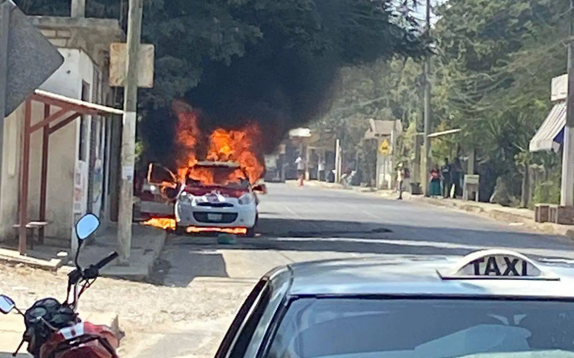 Incendian taxi en Pueblo Nuevo, Álamo